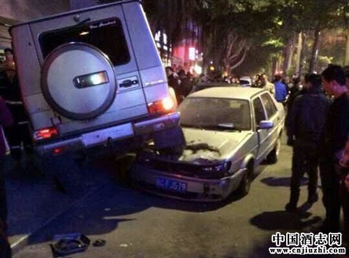 小伙酒駕百萬奔馳沖撞8車 3人受傷(圖)