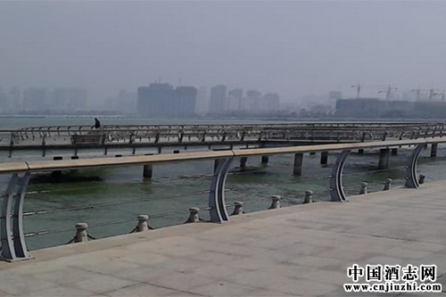 青島黃島區(qū)食藥監(jiān)局對(duì)生產(chǎn)環(huán)節(jié)開(kāi)展了葡萄酒專項(xiàng)檢查