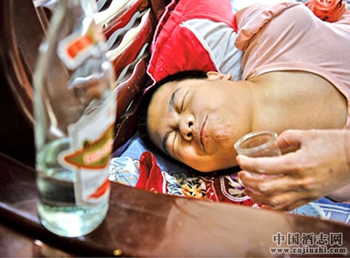 白酒女孩是不幸的,又是幸運(yùn)的