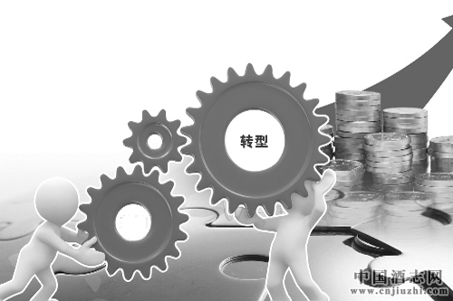 老村長集體謀轉(zhuǎn)型,推30元高檔光瓶酒