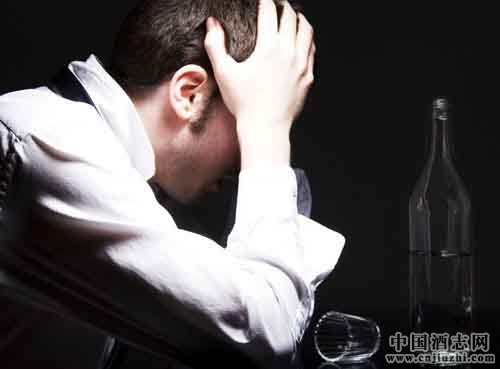 白酒和啤酒混喝真正的危害,患肝癌是謠言?