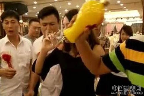 28歲伴娘文昌婚宴現場狂喝白酒,酒精中毒導致死亡