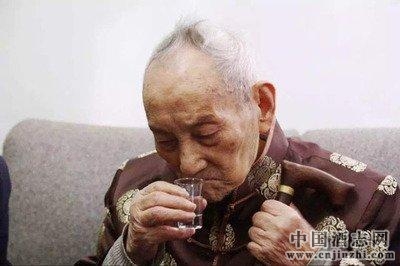 “酒界泰斗”秦含章 “酒界泰斗”秦含章